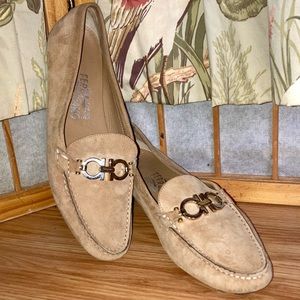 Salvatore Ferragamo Suede Tan Loafers Driving Shoes Flats Gold Logo Buckle 8 1/2